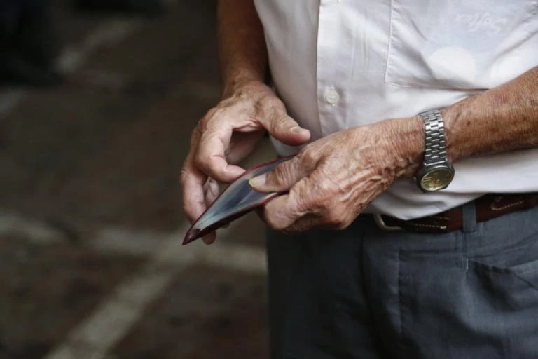 Επιστροφή κρατήσεων… με το σταγονόμετρο στους συνταξιούχους – Έλαβαν μόνο το 25% των αναδρομικών που δικαιούνται!